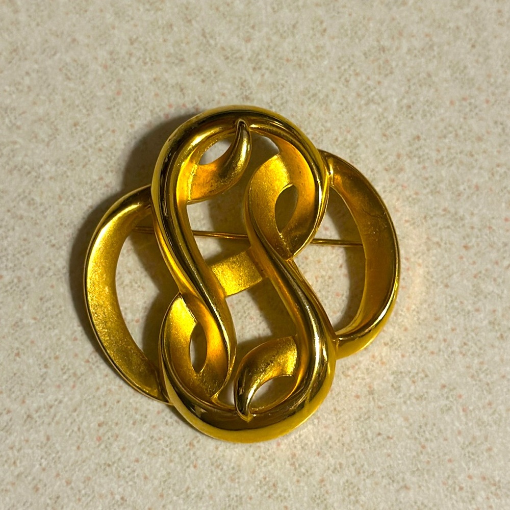 Vintage gold tone brushed and polished swirl broach marked P.E.P. (696)